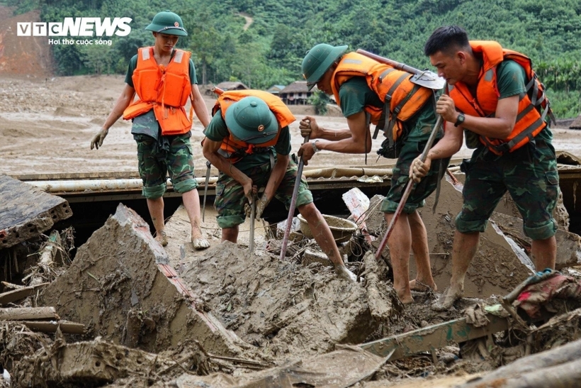 Báo Phụ Nữ Việt Nam dẫn thông tin từ Ban Chỉ huy Phòng, chống thiên tai và Tìm kiếm cứu nạn huyện Bảo Yên (tỉnh Lào Cai) cho biết, chiều 11/9, khi đang thực hiện công tác tìm kiếm nạn nhân tại hiện trường vụ lũ quét, sạt lở đất kinh hoàng thì vị trí núi phía trên xuất hiện sụt sạt, nước ầm ầm đổ về.