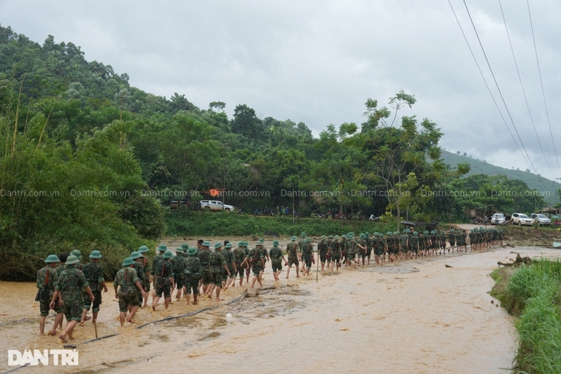 Theo phương án triển khai, 100 chiến sĩ tìm kiếm dọc suối Nủ từ sông Chảy vào; 200 chiến sĩ sẽ vào tìm kiếm trực tiếp tại khu vực sạt lở. Phối hợp tìm kiếm còn có lực lượng cảnh sát cơ động, hàng trăm người của huyện và tỉnh cùng đông đảo nhân dân.