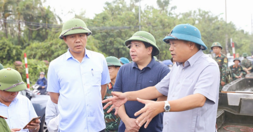 Chủ tịch UBND TP Hà Nội Trần Sỹ Thanh kiểm tra, chỉ đạo công tác ứng phó với mưa, lũ, thiên tai, cứu hộ, cứu nạn tại đê sông Hồng đoạn quận Bắc Từ Liêm chiều 10/9. (Ảnh: Phùng Đô)