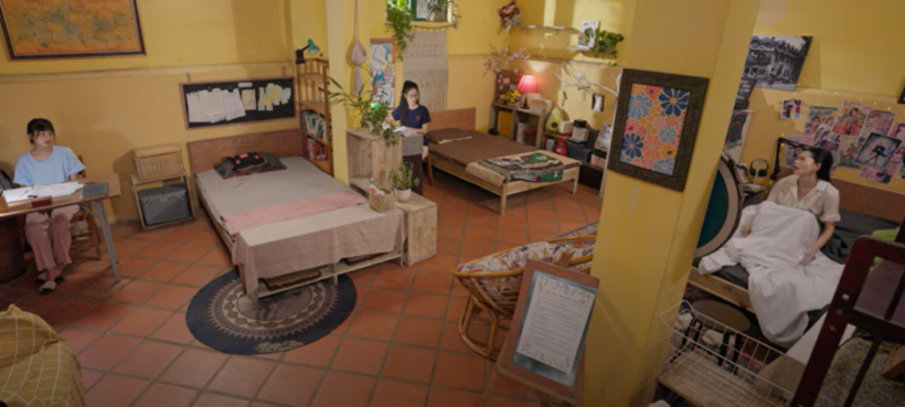 Chị Lê và Pu đang học bài, trong khi Như ngái ngủ, để mặc điện thoại đổ chuông liên hồi.