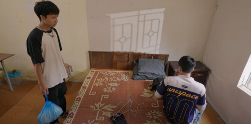 Tả năn nỉ Chải đừng đuổi mình về bản.