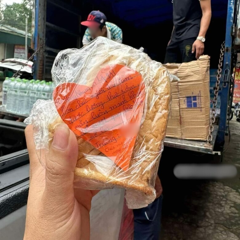 Học sinh Hà Nội gửi đồ ăn cùng thông điệp ý nghĩa trên những gói quà cứu trợ - 1