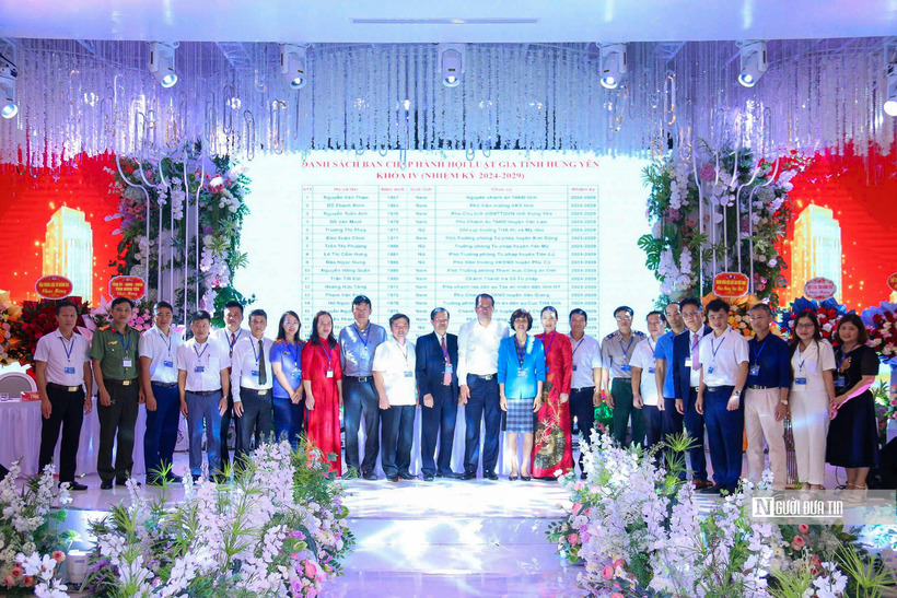Ban chấp hành khóa mới ra mắt đại hội và chụp ảnh lưu niệm cùng các đại biểu.