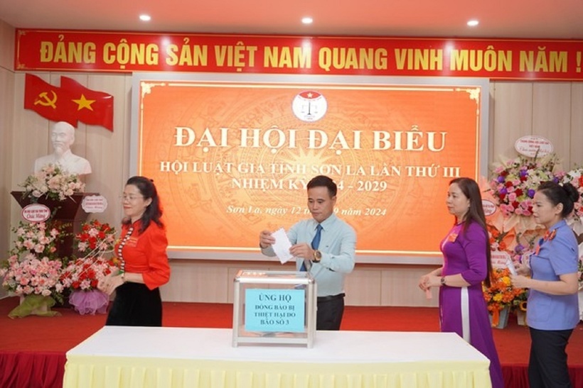 Phó Chủ tịch Hội Luật gia Việt Nam Trần Đức Long tham gia quyên góp, ủng hộ.
