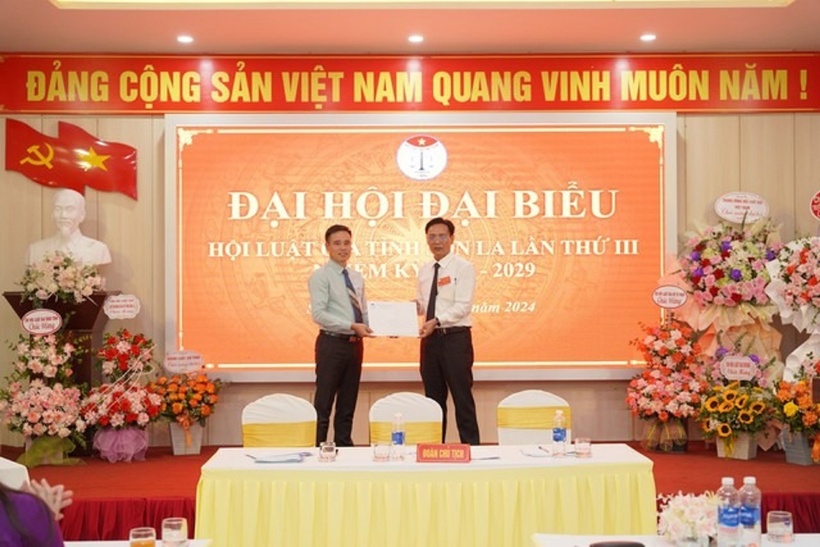 Chủ tịch Hội Luật gia tỉnh Sơn La trao tặng số tiền quyên góp, ủng hộ cho lãnh đạo Hội Luật gia Việt Nam.