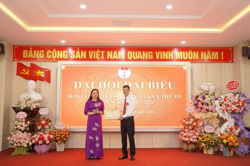 Trao tặng Bằng khen của Chủ tịch UBND tỉnh Sơn La.