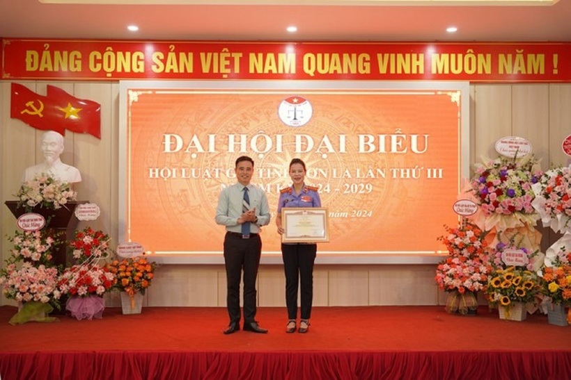 Trao tặng Bằng khen của Chủ tịch Hội Luật gia Việt Nam cho tập thể, cá nhân có thành tích xuất sắc.