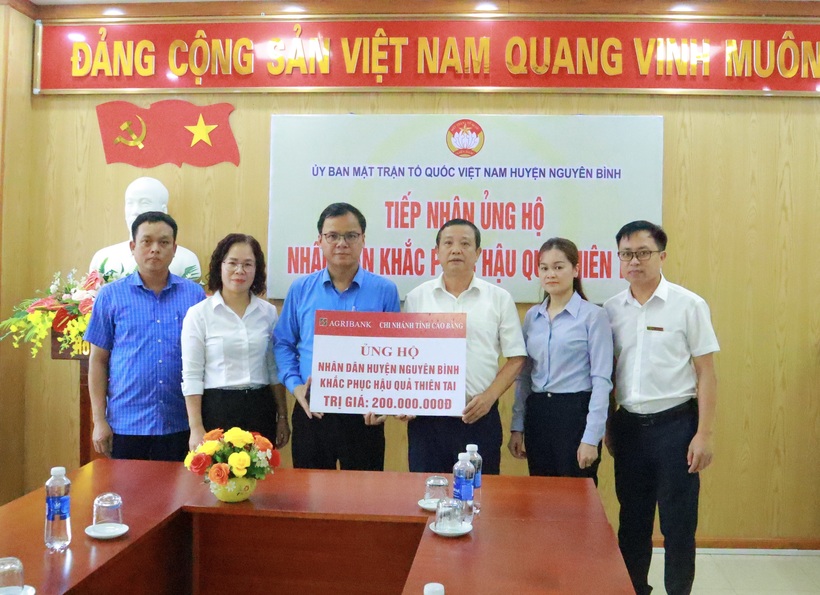 Agribank Chi nhánh tỉnh Cao Bằng kịp thời đến huyện bị ảnh hưởng nặng nề nhất của tỉnh chia sẻ khó khăn với địa phương