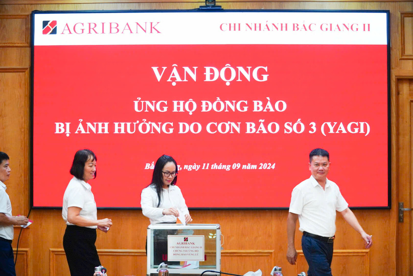 Cán bộ, người lao động Agribank quyên góp ủng hộ đồng bào bị ảnh hưởng do cơn bão số 3