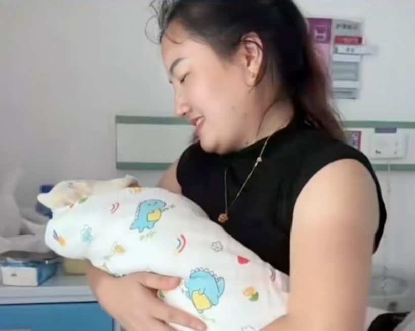 Chị Lưu và cháu trai. Ảnh: SCMP.