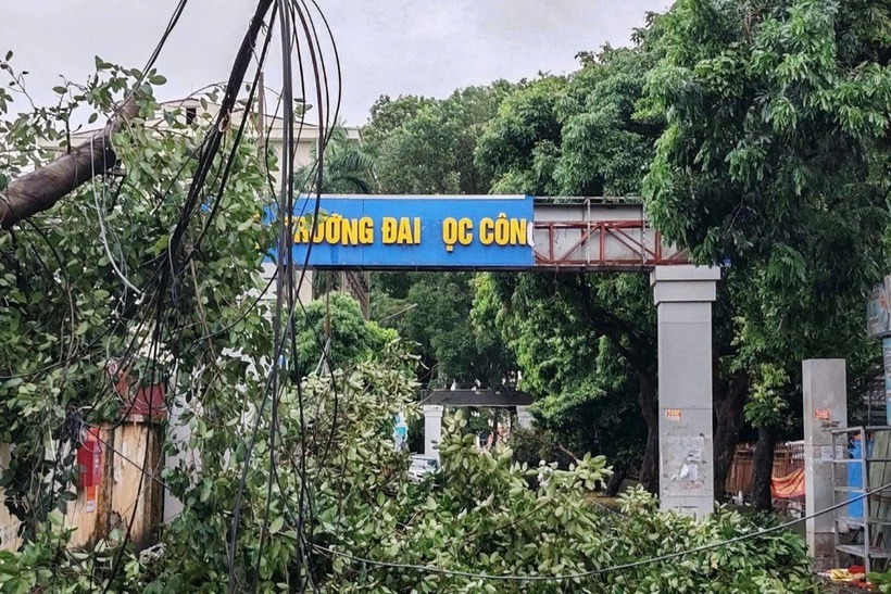Đại học Công nghiệp Hà Nội sau bão số 3. Ảnh: Tạp trí Tri thức.