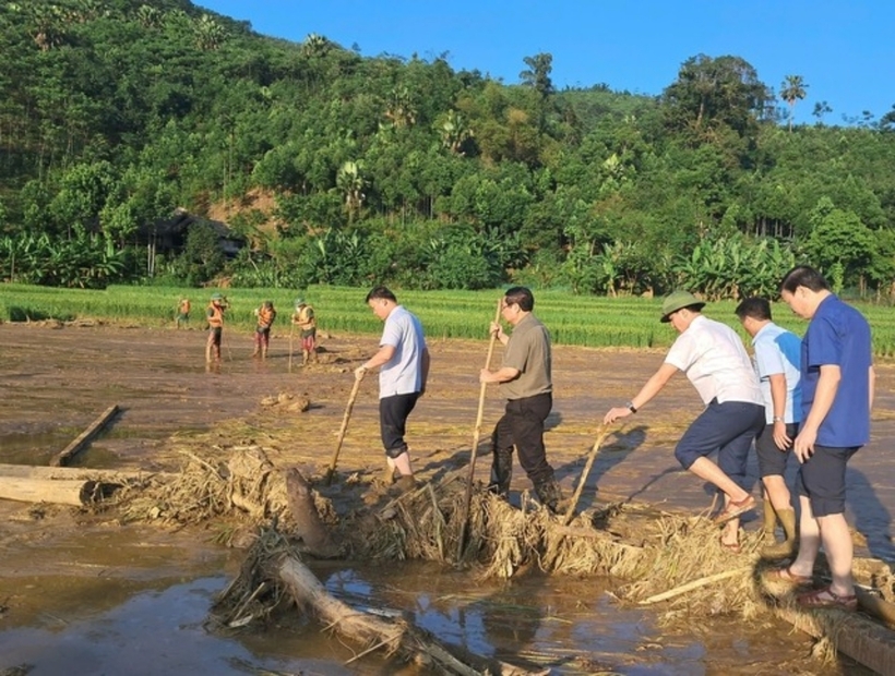 Thủ tướng thị sát hiện trường vụ sạt lở tại thôn Làng Nủ, xã Phúc Khánh, huyện Bảo Yên, đã khiến gần 100 người tử vong và mất tích. Ảnh: VGP