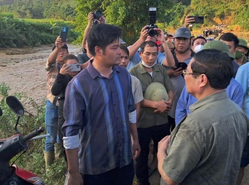 Thủ tướng thăm hỏi người dân địa phương. Ảnh: VGP