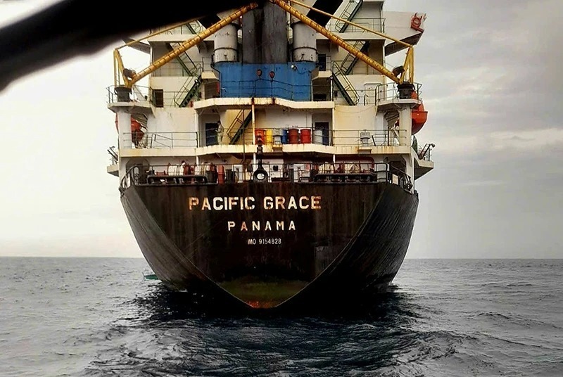 Tàu QNa-95221 TS bị tàu hàng mang dòng chữ Pacific Grace (Panama), số IMO 9154828 hành trình hướng nam-bắc tông va. Ảnh: Báo Nhân dân.