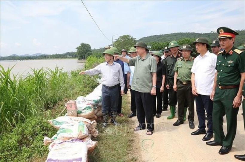 Tổng Bí thư, Chủ tịch nước kiểm tra công tác củng cố, khắc phục sự cố một số điểm xung yếu ở đê sông Lô (xã Trường Sinh, huyện Sơn Dương). Ảnh: TTXVN