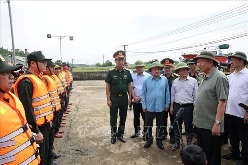 Tổng Bí thư, Chủ tịch nước động viên lực lượng làm nhiệm vụ củng cố, khắc phục sự cố một số điểm xung yếu ở đê sông Lô (xã Trường Sinh, huyện Sơn Dương). Ảnh: TTXVN