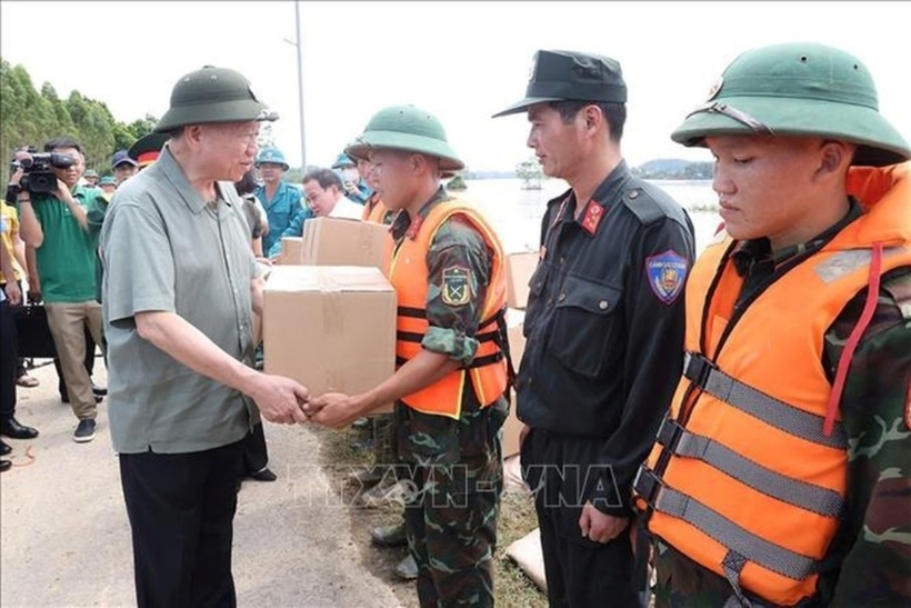 Tổng Bí thư, Chủ tịch nước tặng quà lực lượng làm nhiệm vụ củng cố, khắc phục sự cố một số điểm xung yếu ở đê sông Lô (xã Trường Sinh, huyện Sơn Dương). Ảnh: TTXVN