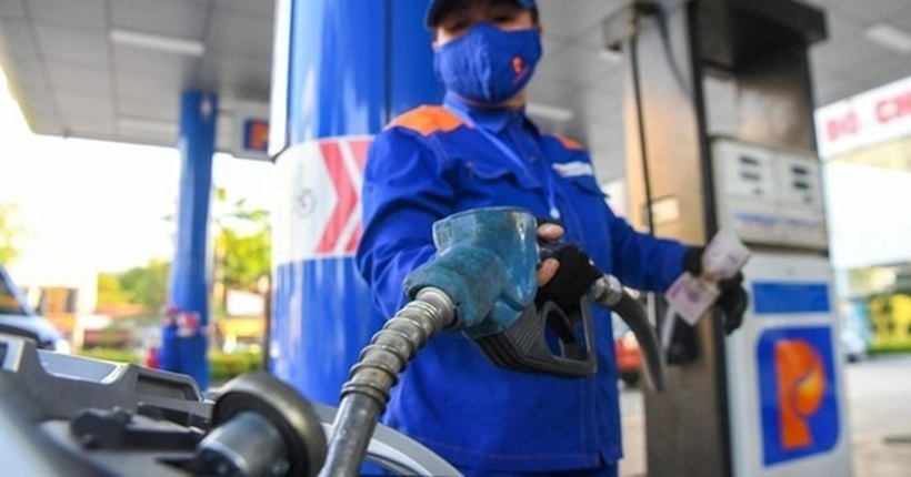 Giá xăng giảm mạnh từ chiều nay. Ảnh minh họa