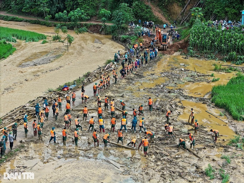 Phương án được các chỉ huy thống nhất là sẽ tập trung tìm kiếm khu vực hạ lưu. (Ảnh: Dân trí)