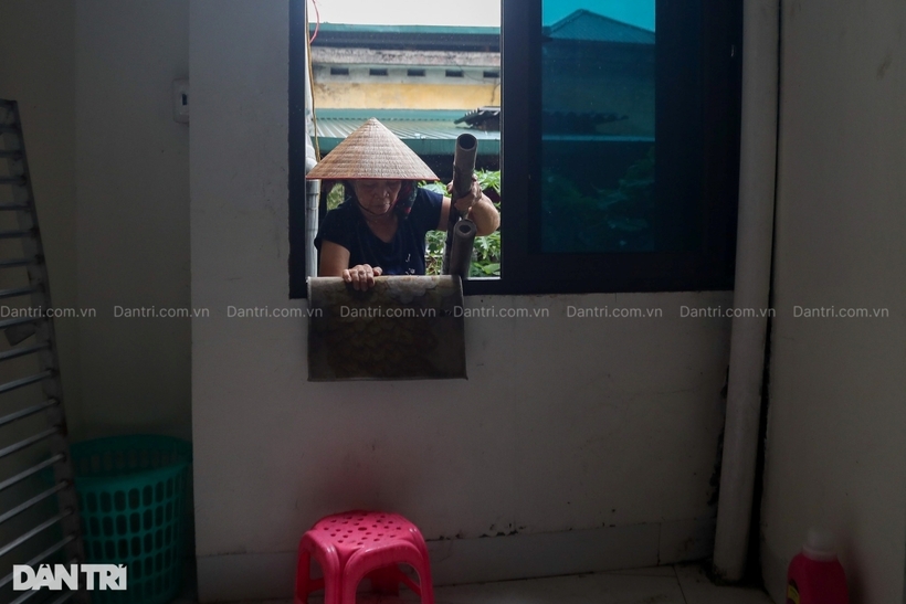 Lối đi mà gia đình anh Thụy tự mở để cho hàng xóm dưới đường Thanh Niên có thể chạy lũ qua giữa nhà. Ảnh: Dân Trí