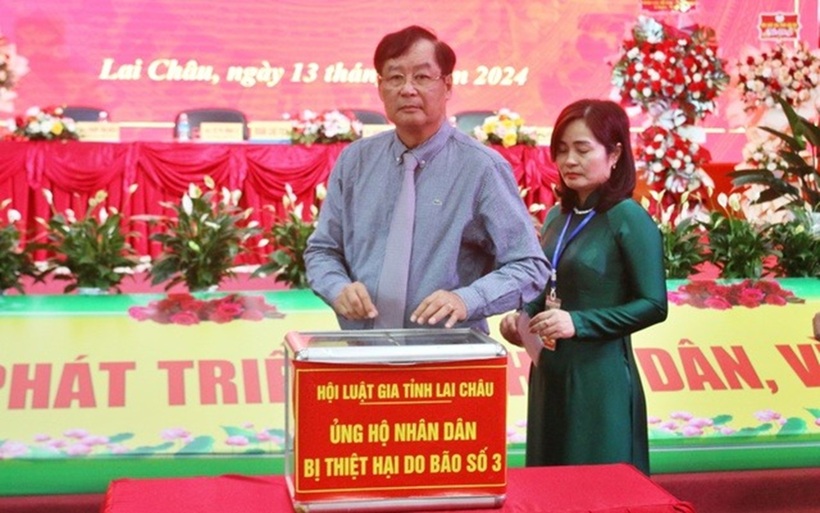 TS.Trần Công Phàn cùng các đại biểu ủng hộ người dân bị thiệt hại do cơn bão số 3.