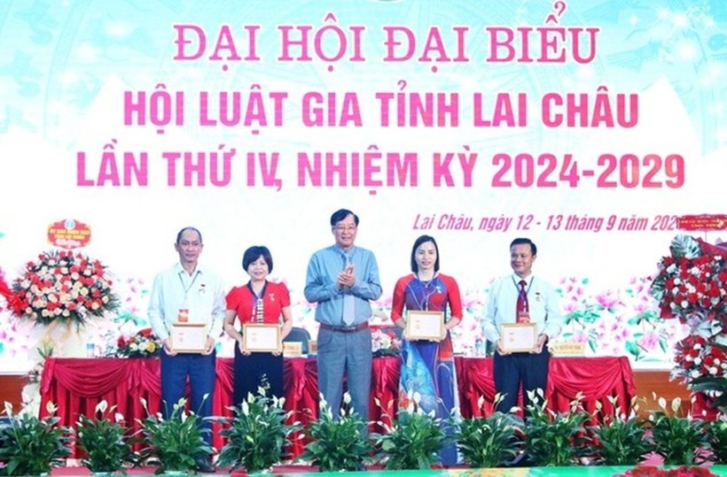 TS.Trần Công Phàn trao kỷ niệm chương "Vì sự nghiệp phát triển Hội Luật gia Việt Nam" cho các hội viên có thành tích xuất sắc.