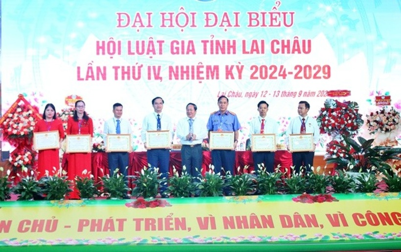 Ông Tống Thanh Hải - Phó Chủ tịch Thường trực UBND tỉnh Lai Châu trao bằng khen cho cá nhân có thành tích xuất sắc.