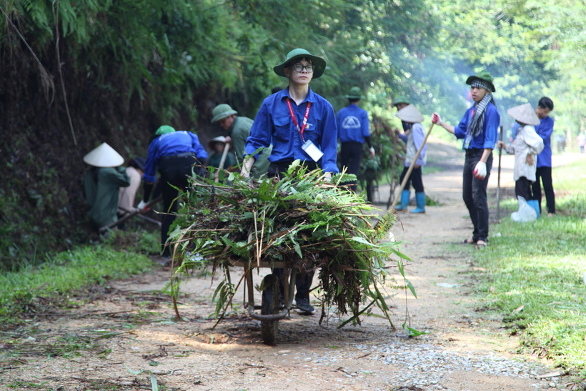 Sinh viên Đại học Bách Khoa Hà Nội tham gia làm sạch kênh mương, cải tạo cảnh quan môi trường tại xã Lang Quán, huyện Yên Sơn, tỉnh Tuyên Quang