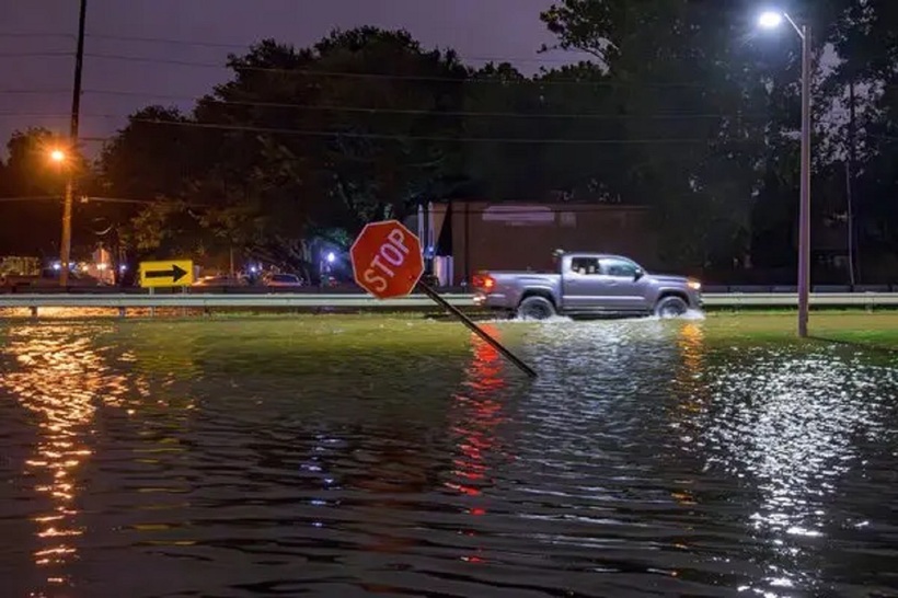 Một con đường ở Metairie thành sông do mưa lớn khi cơn bão Francine đổ bộ vào Mỹ.