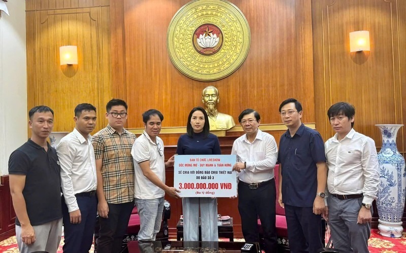 Đại diện Ban tổ chức đêm nhạc "Dốc mộng mơ - Duy Mạnh và Tuấn Hưng" đã trao số tiền 3 tỷ đồng cho Ủy ban Trung ương Mặt trận Tổ quốc Việt Nam. Ảnh: Tri thức & Cuộc sống