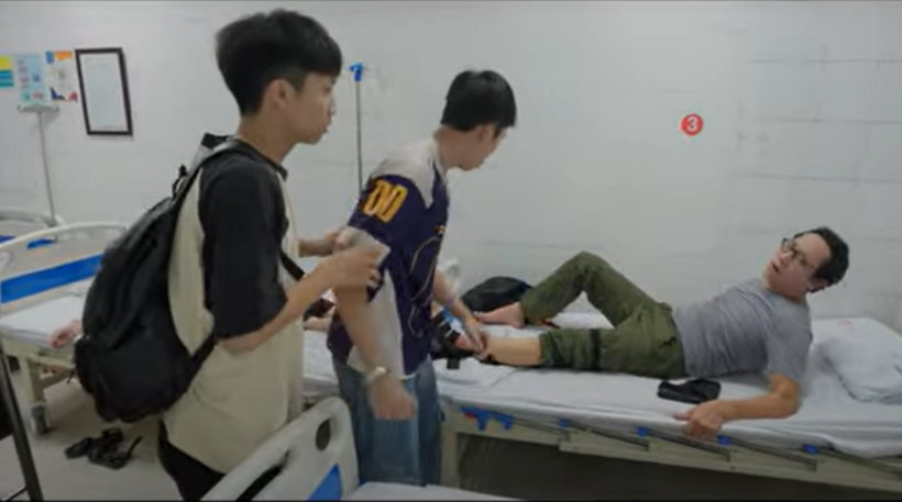 Tả và Chải vào viện với ông Chiểu.