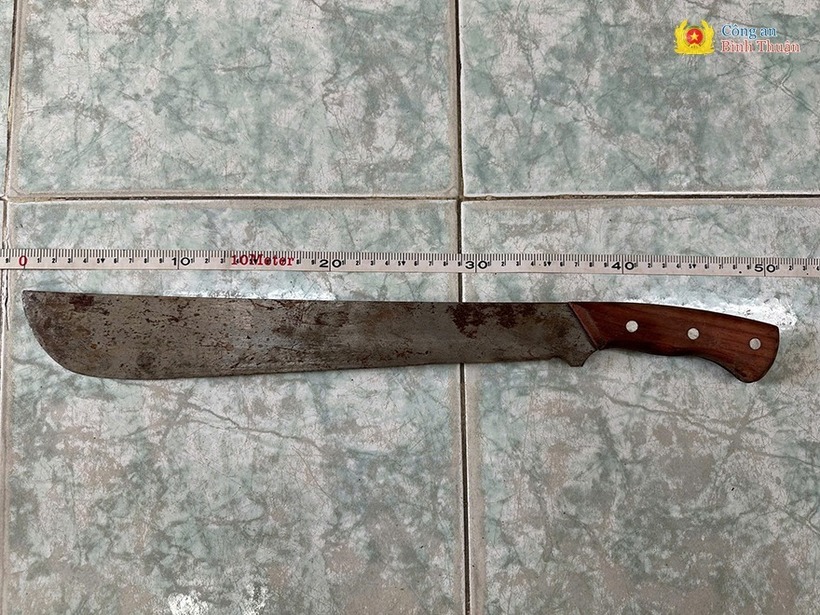 Cây dao tự chế mà Đảo mang theo cho Nguyễn Hồng Tân. Ảnh: Công an Bình Thuận.