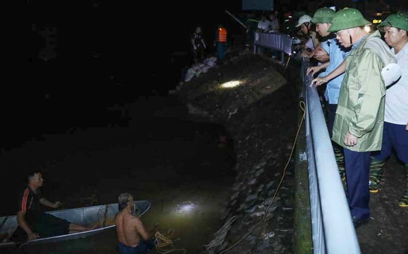Lãnh đạo tỉnh Bắc Giang trực tiếp chỉ đạo tại hiện trường. Ảnh: Dân Trí