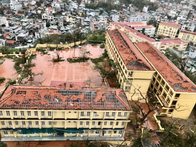 Toàn bộ mái ngói của các dãy nhà học và nhà hiệu bộ ở Trường THCS Kim Đồng, TP.Hạ Long, tỉnh Quảng Ninh bị thổi bay. Ảnh: Báo Quảng Ninh