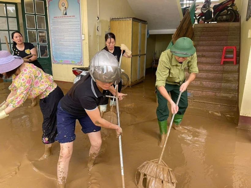 Sau mưa lũ, bùn đặc bao phủ nhiều trường học. Ảnh: Tiền phong