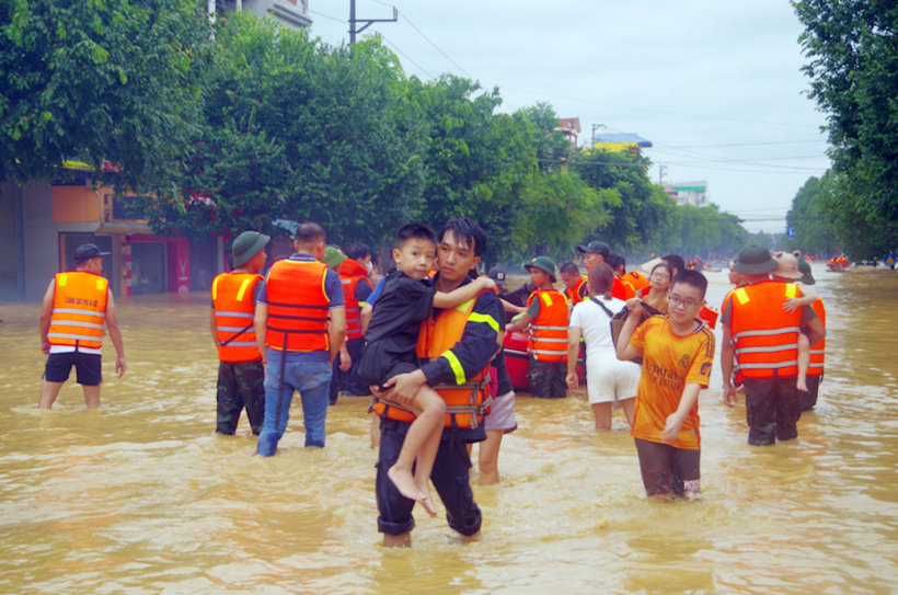 Lực lượng chức năng tỉnh Thái Nguyên di dời người dân vùng lũ đến nơi an toàn