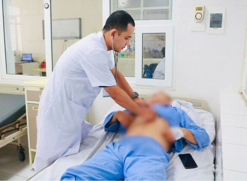 Bác sĩ thăm khám cho bệnh nhân. Ảnh: Tạp chí Tri Thức