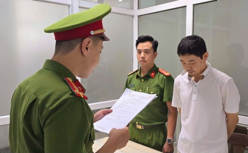 Cơ quan CSĐT Công an Đà Nẵng tống đạt quyết định bắt tạm giam Kim Tae Sung. Ảnh: Công an nhân dân