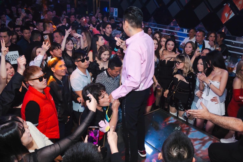 Duy Mạnh cùng người hâm mộ Ảnh: ca sĩ Duy Mạnh chia sẻ.