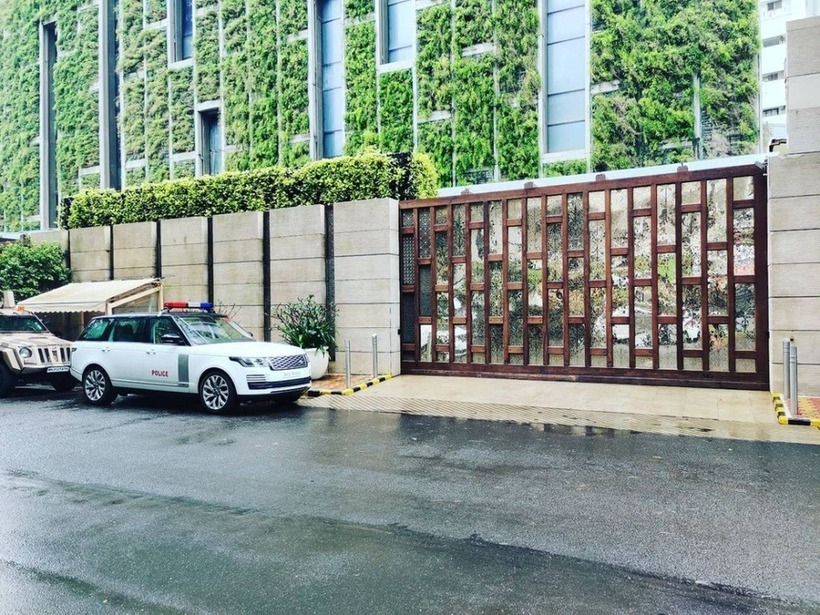 Xe an ninh đậu bên ngoài nhà riêng của tỷ phú Ambani ở Mumbai. Ảnh: Instagram
