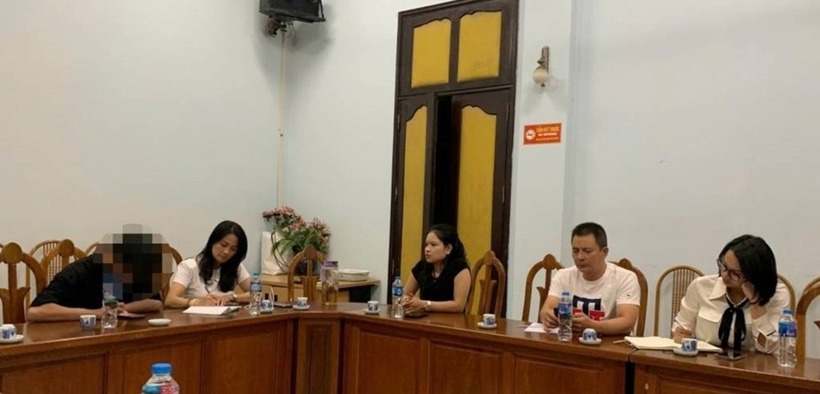 Nam sinh (mờ mặt) trong buổi làm việc với các cơ quan chức năng. Ảnh: Báo Văn hóa. Ảnh: Báo Văn Hoá