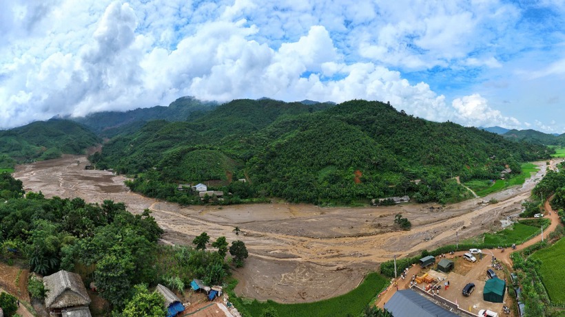 Đường đi của trận lũ san phẳng thôn Làng Nủ. (Ảnh: Thanh niên)