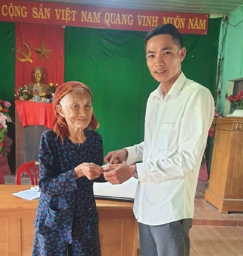 Dù tuổi cao, sức yếu, gia đình hoàn cảnh khó khăn nhưng cụ Miêu vẫn trực tiếp đến nhà văn hoá ủng hộ tiền cứu trợ đồng bào miền Bắc. Ảnh: Sức khỏe & Đời sống