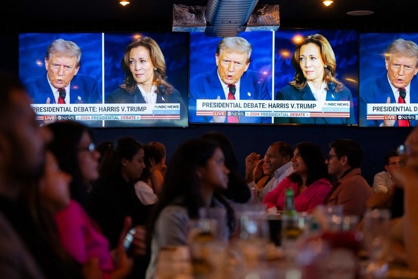 Người dân Mỹ theo dõi cuộc tranh luận giữa ông Trump và bà Harris. Ảnh: NYT