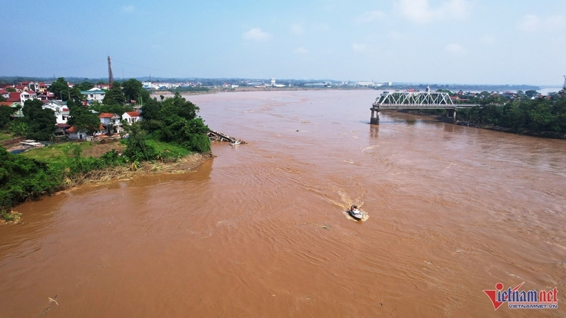 VietNamNet đưa tin sáng 14/9, tại xã Hương Nộn (huyện Tam Nông, tỉnh Phú Thọ), mực nước trên sông Hồng đã giảm mạnh. Lực lượng quân đội và công an bắt đầu triển khai các phương tiện để tìm kiếm các nạn nhân đang mất tích và phương tiện bị rơi xuống sông.