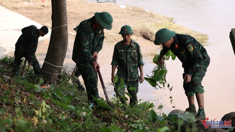 Để chủ động tổ chức tìm kiếm người và trục vớt các phương tiện gặp nạn, Chủ tịch UBND tỉnh Phú Thọ yêu cầu Bộ Chỉ huy Quân sự tỉnh - Cơ quan thường trực về tìm kiếm cứu nạn và phòng thủ dân sự tỉnh - làm đầu mối, chủ trì, phối hợp với các sở, ngành, cơ quan, đơn vị liên quan xây dựng phương án cụ thể, huy động lực lượng, phương tiện và tổ chức thực hiện việc tìm kiếm người, trục vớt phương tiện đảm bảo nhanh chóng, an toàn.