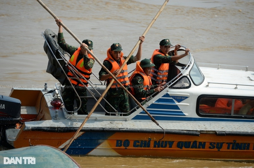 Theo báo Dân Trí, công tác tìm kiếm có sự tham gia của khoảng 50 cán bộ, chiến sĩ công an, quân đội. Những ngày qua, nước sông Hồng dâng cao, chảy xiết khiến lực lượng chức năng chưa thể thực hiện việc tìm kiếm, cứu hộ.