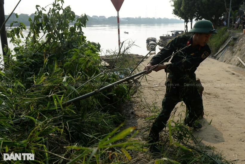 Ngày 13/9, UBND tỉnh Phú Thọ có văn bản gửi các Sở, ban ngành liên quan về việc thực hiện tìm kiếm cứu hộ, cứu nạn sự cố sập cầu Phong Châu. Văn bản nêu rõ, hiện nay mực nước trên sông Hồng (sông Thao) tại khu vực cầu Phong Châu đã rút xuống mức dưới báo động 1.