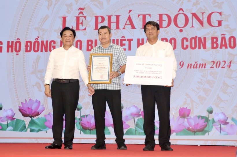 Công ty cổ phần Đại Nam ủng hộ nhân dân các tỉnh miền Bắc bị thiệt hại do bão số 3 số tiền 5 tỷ đồng. Ảnh: UBND tỉnh Bình Dương.