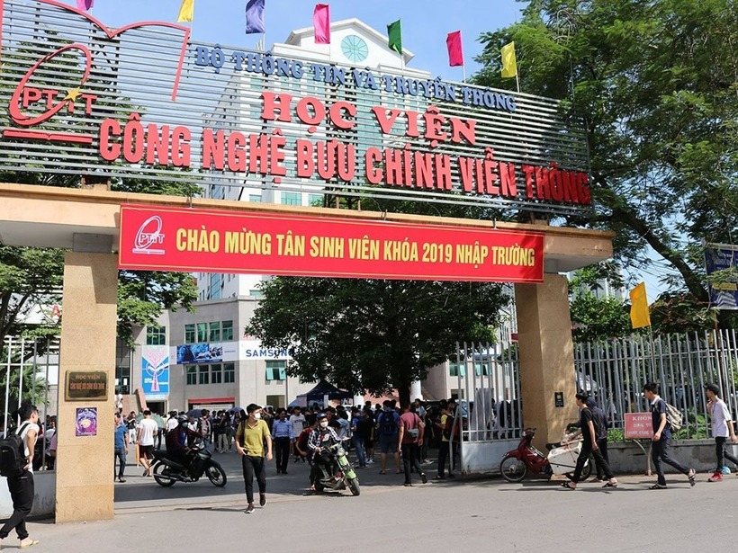 Học viện Công nghệ Bưu chính Viễn thông đã trích 500 triệu đồng từ nguồn quỹ hỗ trợ sinh viên để giúp những sinh viên đại học chính quy có gia đình bị ảnh hưởng nặng nề bởi bão lụt. Ảnh: huongnghiep.hocmai.